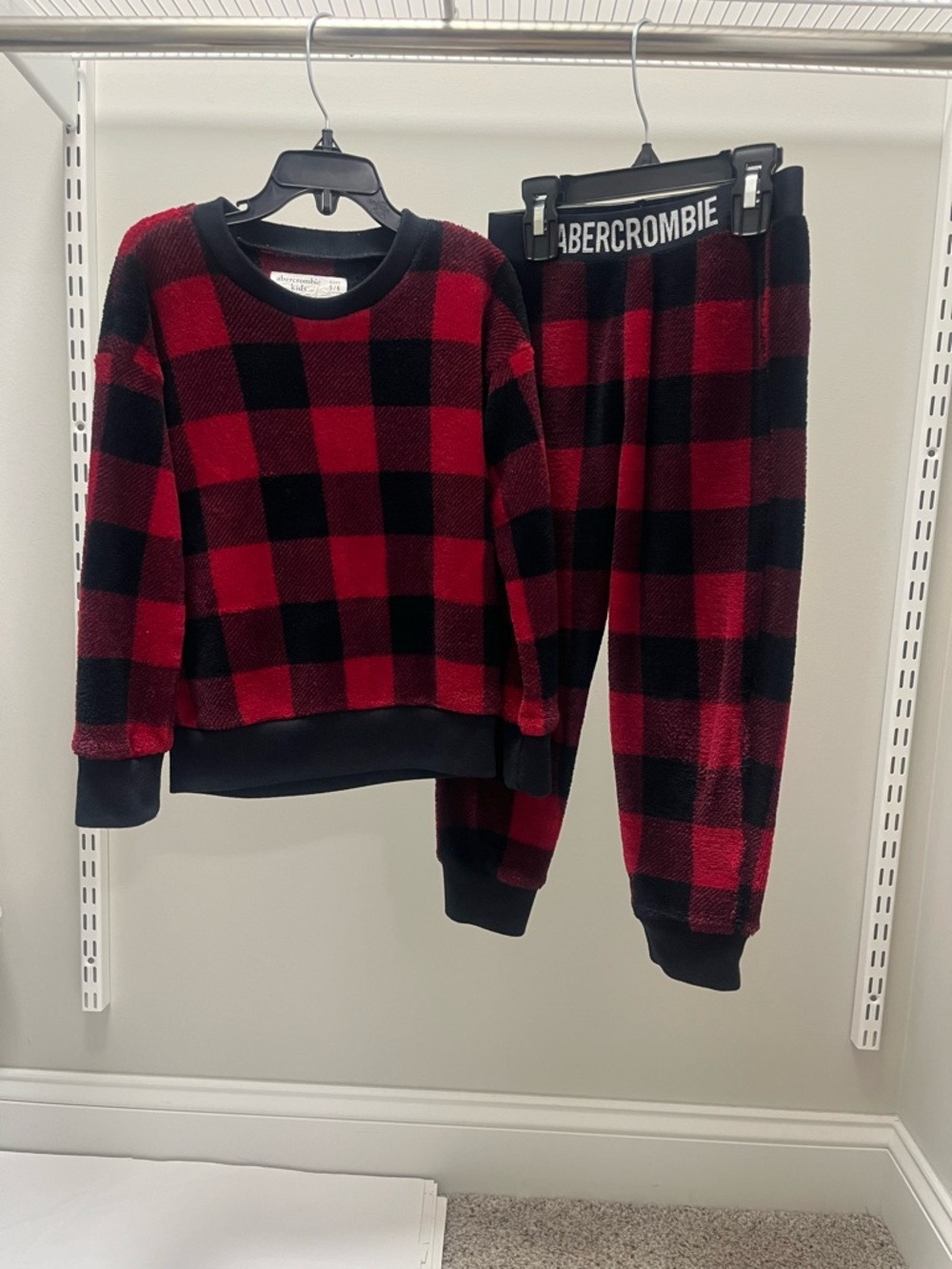 abercrombie kids Red and Black Buffalo Plaid Fleece Pajama Set, size 5/6